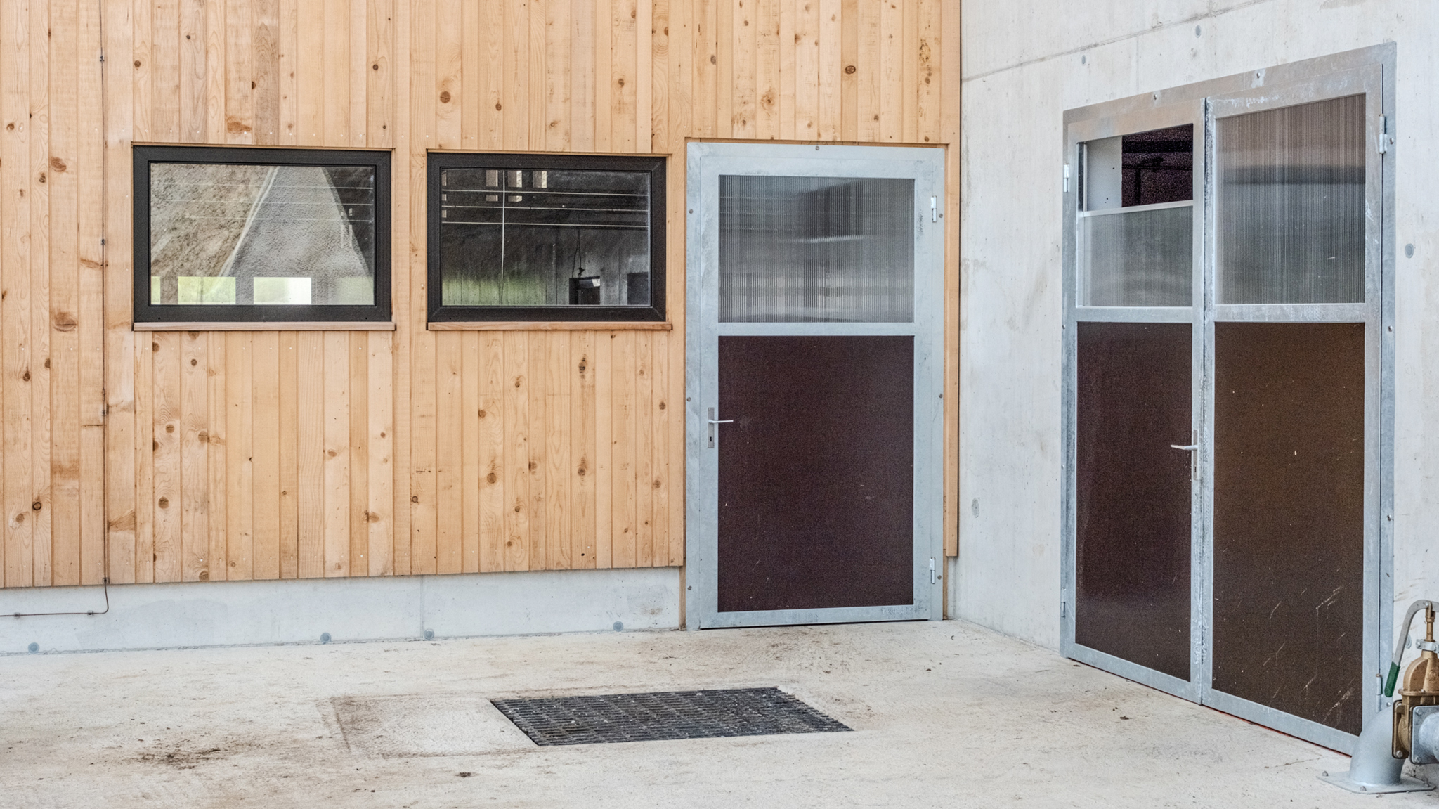 Egli Service, Türenportal, Stall